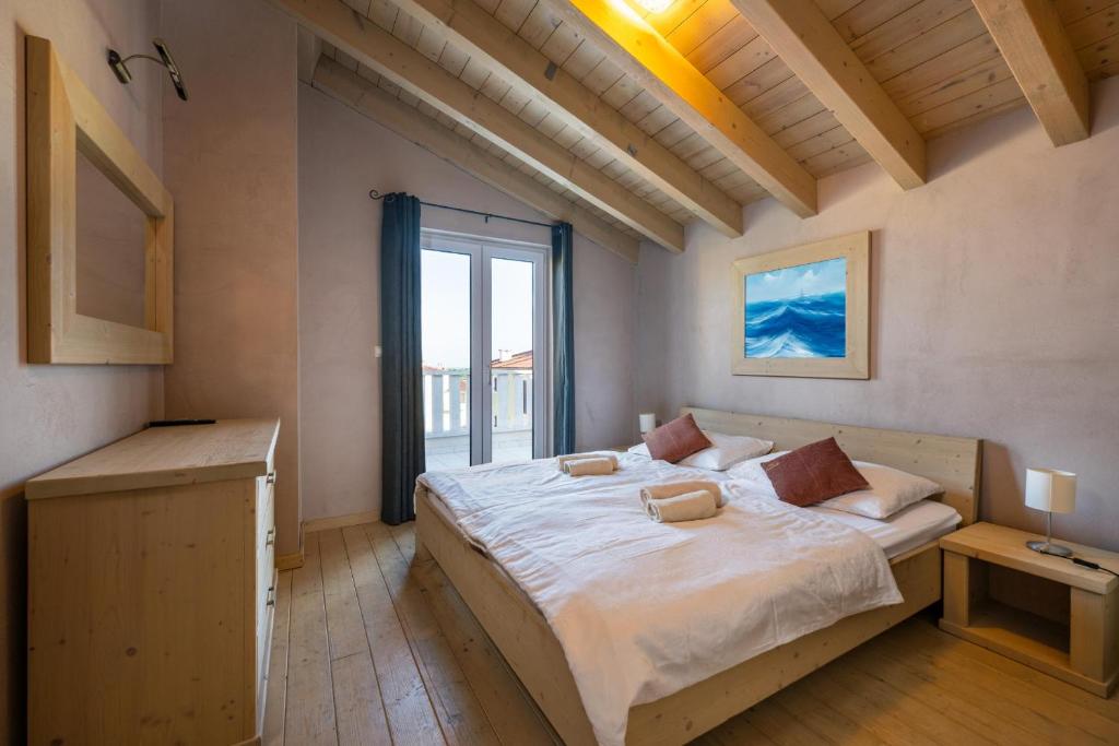 Postel nebo postele na pokoji v ubytování Villa Bellavista with 8 Bedrooms, Private Pool and Sauna