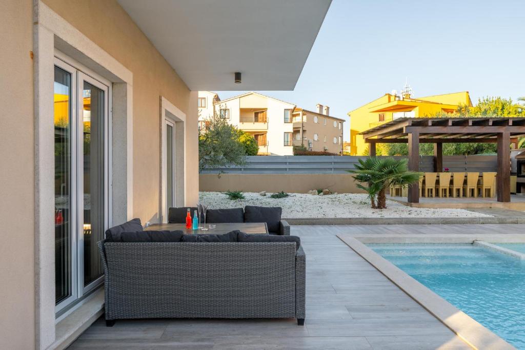 Bazén v ubytování Villa Bellavista with 8 Bedrooms, Private Pool and Sauna nebo v jeho okolí