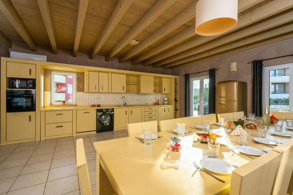 Kuchyň nebo kuchyňský kout v ubytování Villa Bellavista with 8 Bedrooms, Private Pool and Sauna