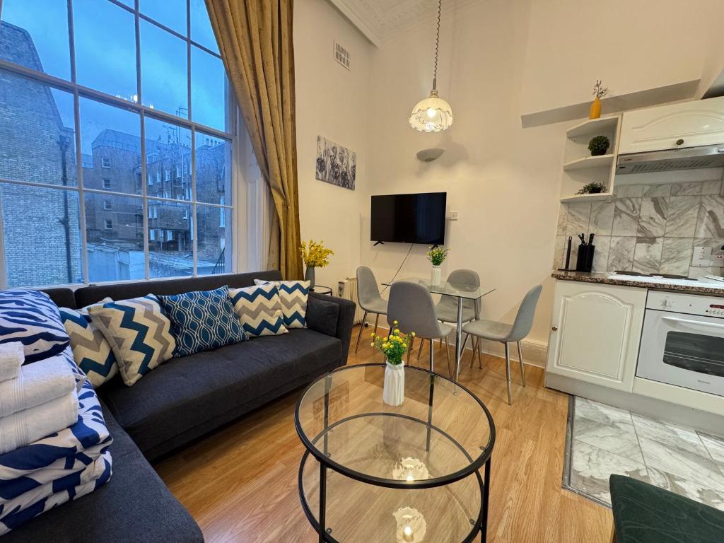 Köök või kööginurk majutusasutuses Charming and affordable flat for 4 people in Baker Street Zone 1 with breakfast