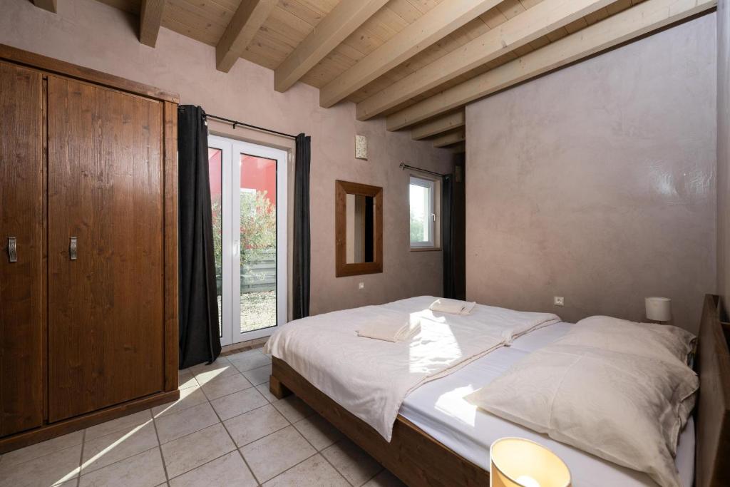 Postel nebo postele na pokoji v ubytování Villa Bellavista with 8 Bedrooms, Private Pool and Sauna