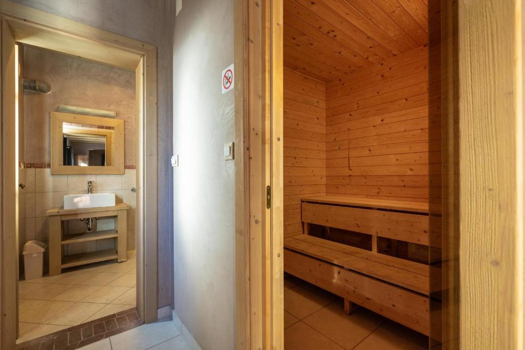 Koupelna v ubytování Villa Bellavista with 8 Bedrooms, Private Pool and Sauna