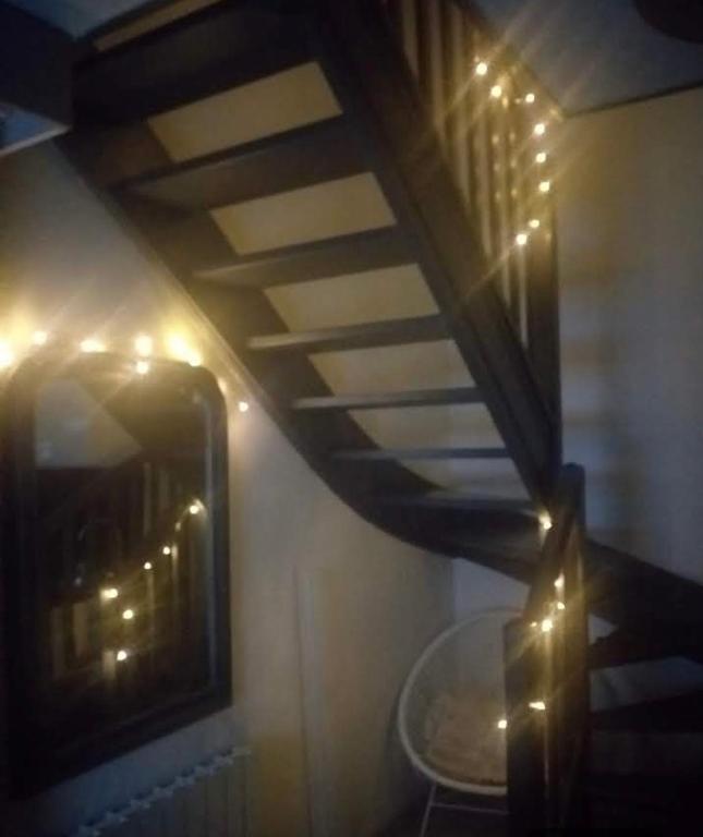 Cette chambre dispose d'une table et de lumières au plafond. dans l'établissement Appartement Strasbourg ville, à Strasbourg