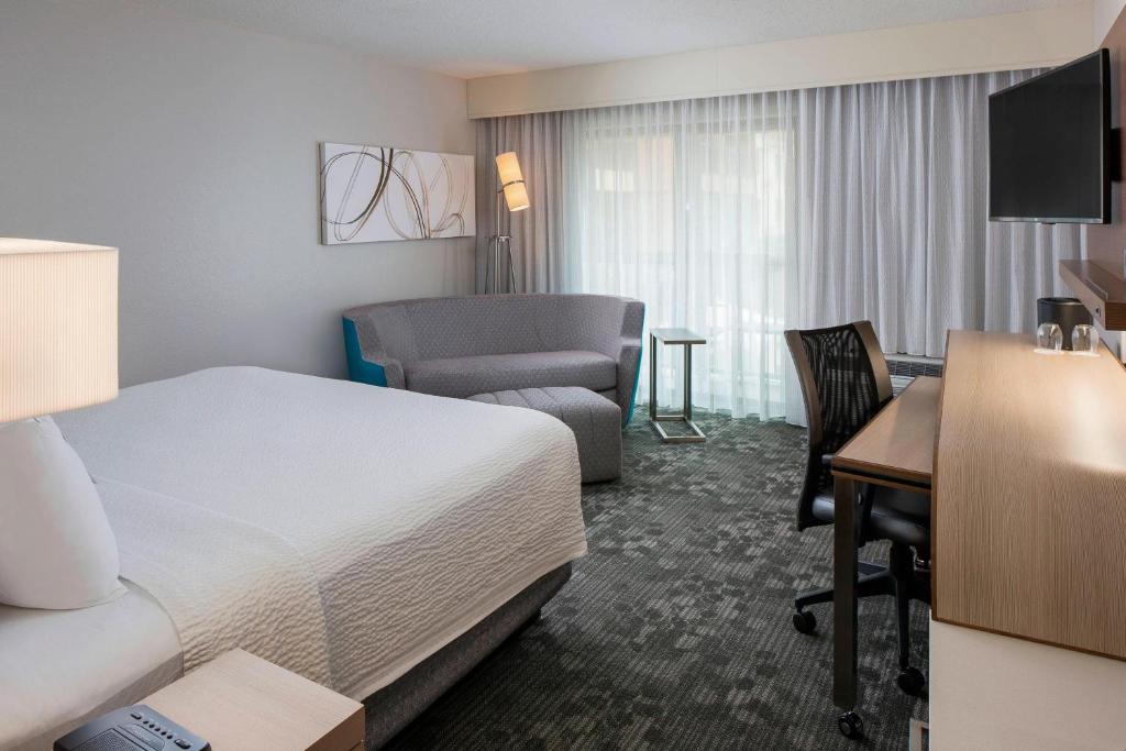 Courtyard by Marriott Daytona Beach Speedway/Airport - Chambre Royale Avec Canapé-lit