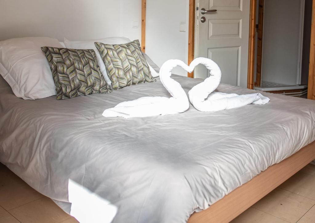 two swans making a heart on a bed at O Cuend'U Lac in Osséja