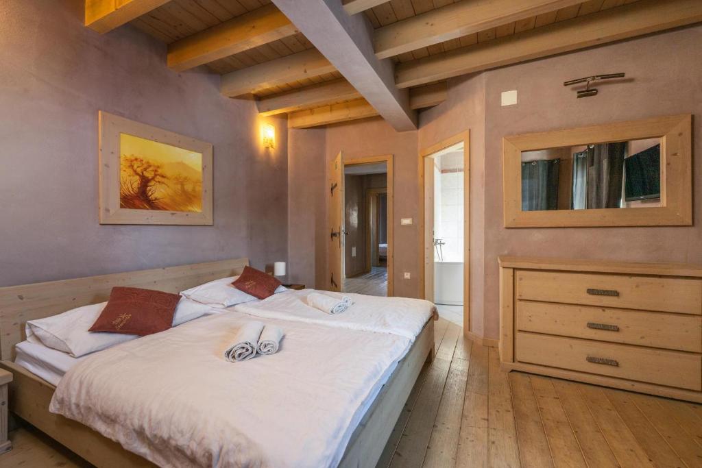 Postel nebo postele na pokoji v ubytování Villa Bellavista with 8 Bedrooms, Private Pool and Sauna