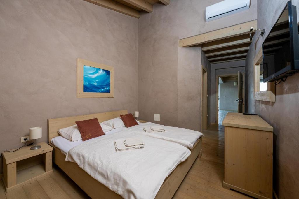 Postel nebo postele na pokoji v ubytování Villa Bellavista with 8 Bedrooms, Private Pool and Sauna