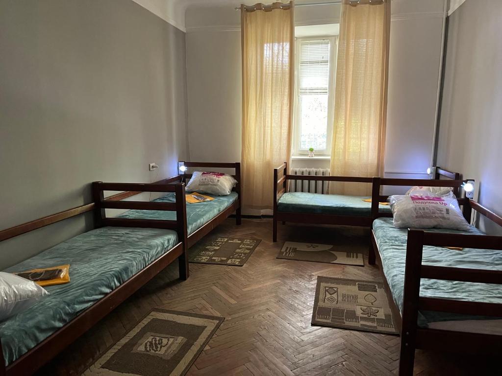 Postel nebo postele na pokoji v ubytování ArArAt-KLOVSKAYA HOSTEL-APARTMENTS KIEV