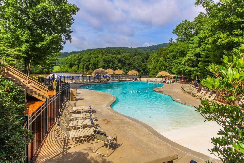 Πισίνα στο ή κοντά στο Petit Crest Villas