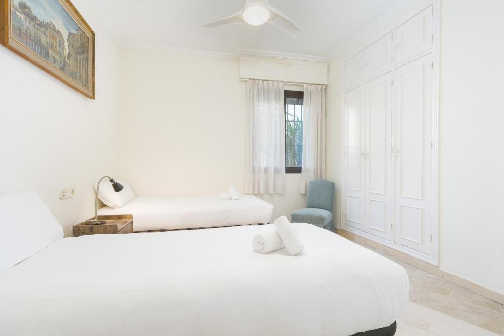 A bed or beds in a room at Wide with Terrace & Parking- 3Bd 2Bth- Alfalfa