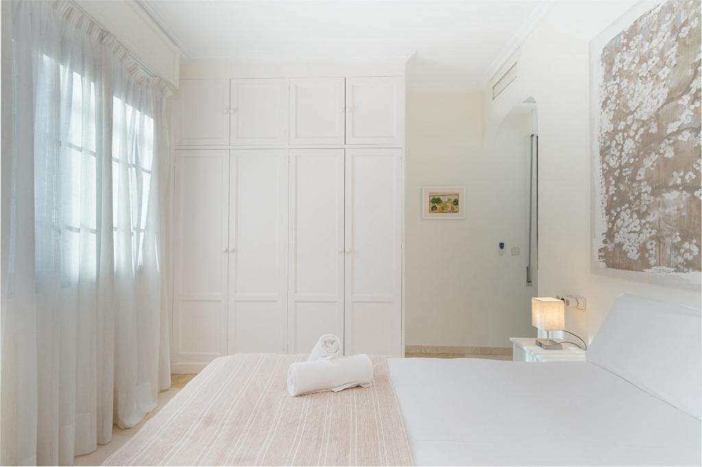 A bathroom at Wide with Terrace & Parking- 3Bd 2Bth- Alfalfa