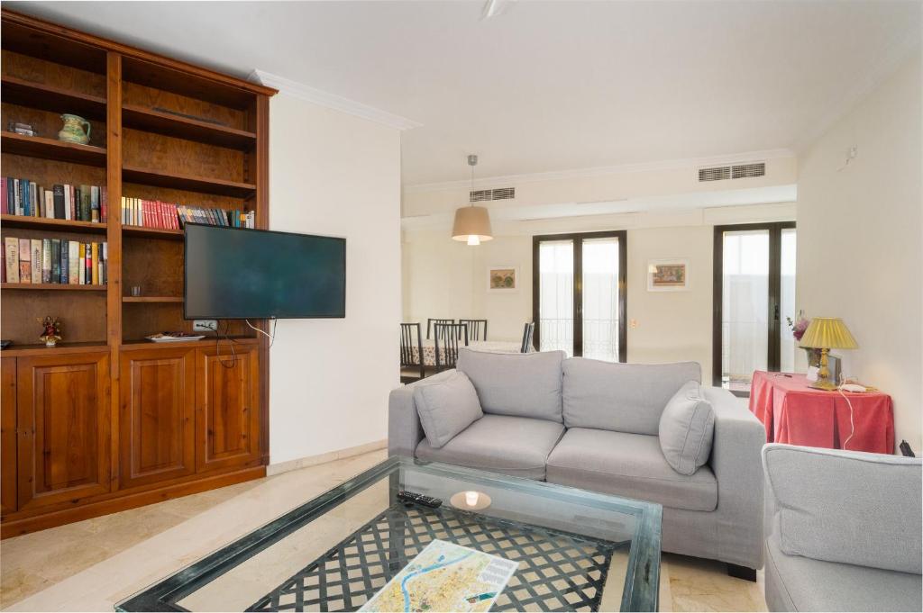 A television and/or entertainment centre at Wide with Terrace & Parking- 3Bd 2Bth- Alfalfa