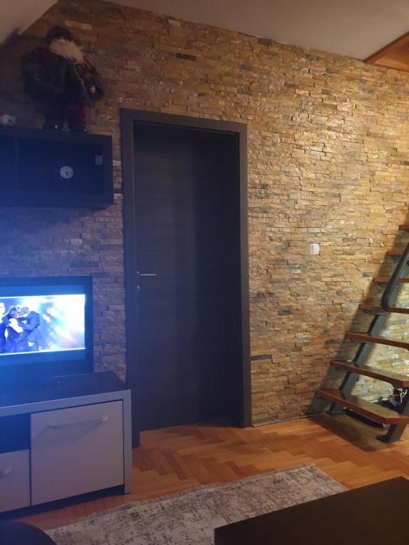 TV a/nebo společenská místnost v ubytování kraljevski apartman