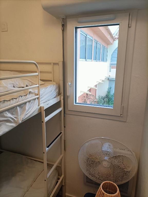 Postel nebo postele na pokoji v ubytování T2 cabine avec très belle vue sur le port de plaisance