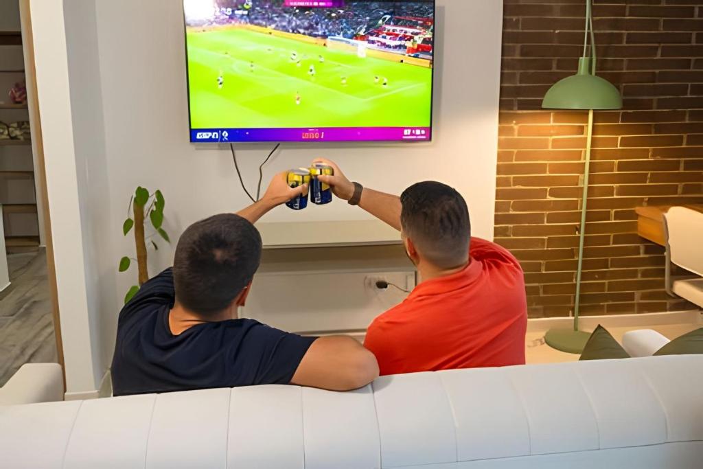 TV a/nebo společenská místnost v ubytování Torre de Apartasuites Centro Comercial Cerritos Mall