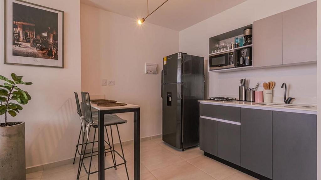 Kuchyň nebo kuchyňský kout v ubytování Torre de Apartasuites Centro Comercial Cerritos Mall