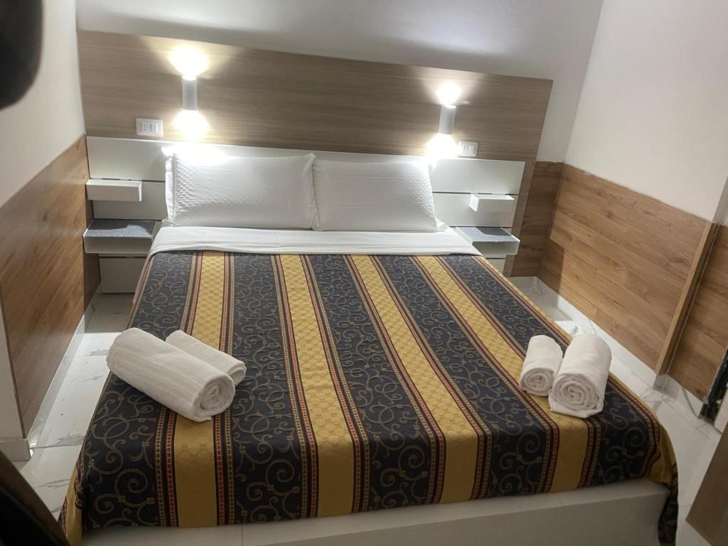 Postel nebo postele na pokoji v ubytování Roma Palace
