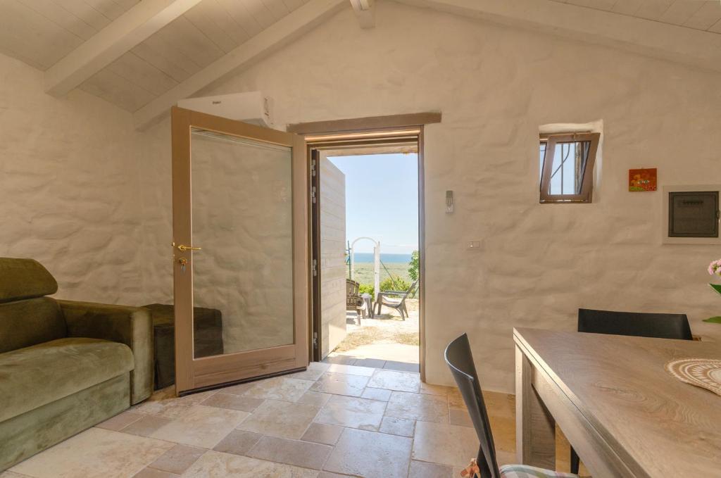 Pagliaio Tipico nello Junno في ماتيناتا: غرفة معيشة بها أريكة وطاولة