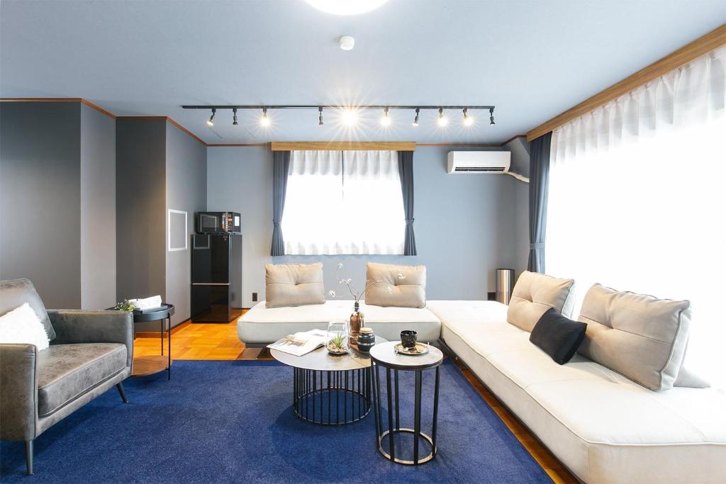 ein Wohnzimmer mit Sofa und Tisch in der Unterkunft Gracia Kamiiida - Vacation STAY 18274 in Nagoya