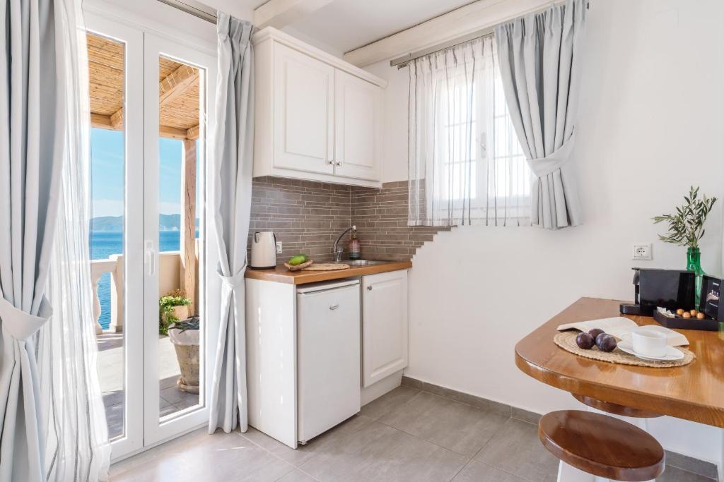 Kuchyň nebo kuchyňský kout v ubytování Kanakis Apartments