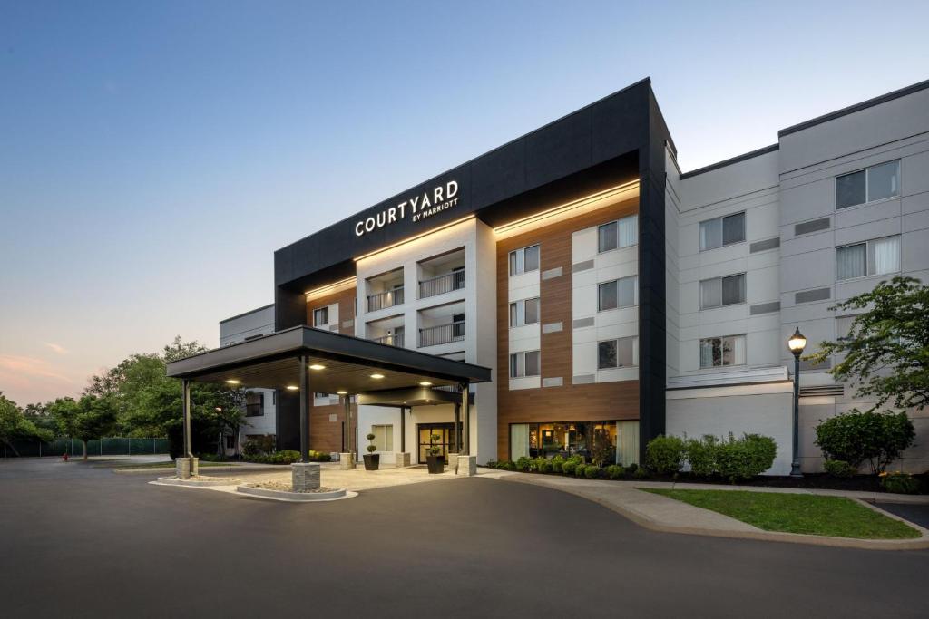 una representación del frente de un hotel en Courtyard Edison Woodbridge, en Edison