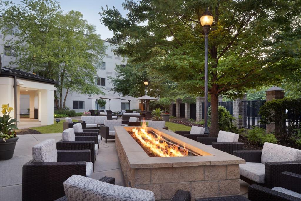 Posezení v ubytování Courtyard Edison Woodbridge