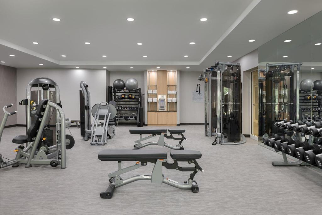 Fitness centrum a/nebo fitness zařízení v ubytování Courtyard Edison Woodbridge