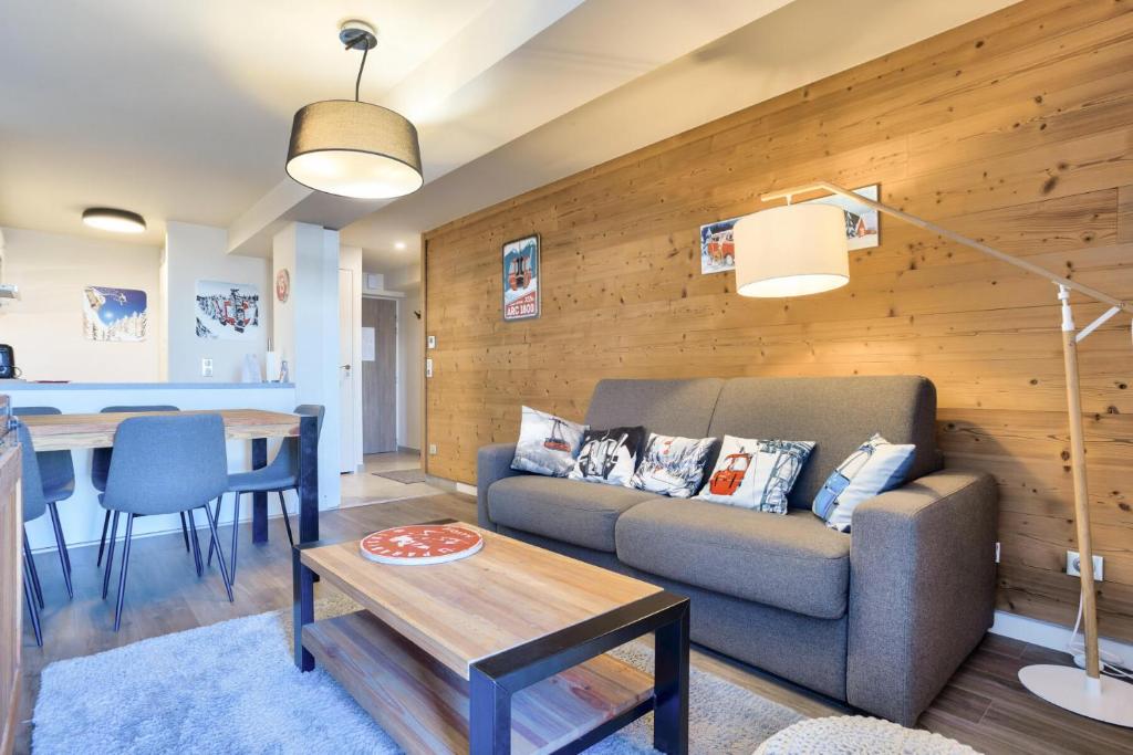 un salon avec un canapé et une table dans l'établissement Résidence les Chardons - maeva Home - Appartement 3 pièces 6 personnes vue montagne - Sélection MAE-2011, à Arc 1800