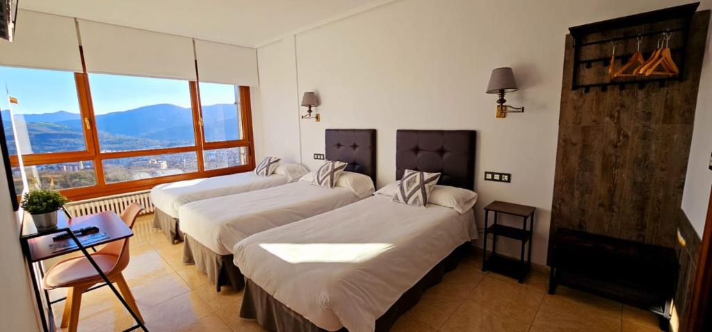Postel nebo postele na pokoji v ubytování Hotel Artxanda Bilbao, Parking Gratuito en el Exterior Junto al Hotel