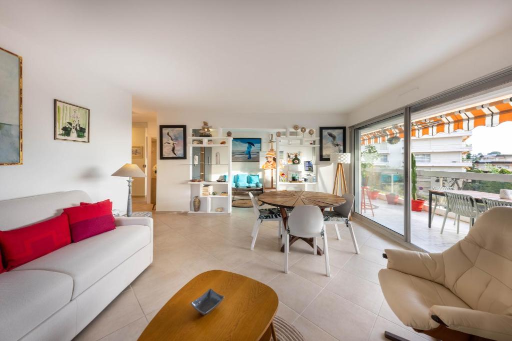 un salon avec un canapé et une table dans l'établissement Tanit charmant 3 pièces, grande terrasse, à Antibes