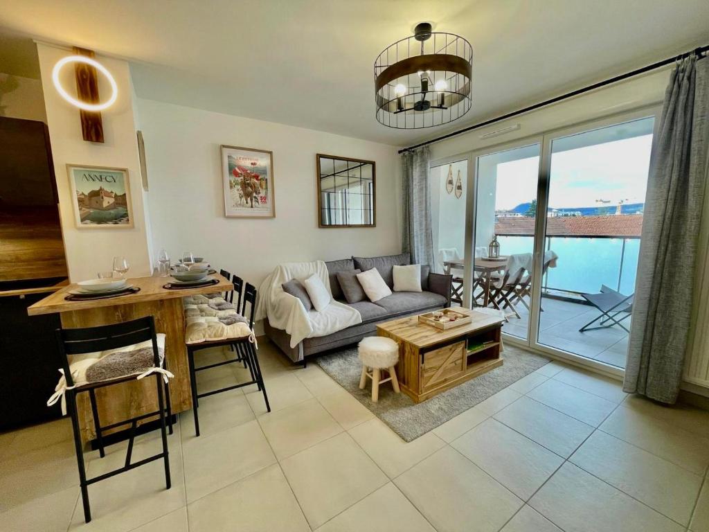 un salon avec un canapé et une table dans l'établissement Le Nid des Alpages, à Annecy