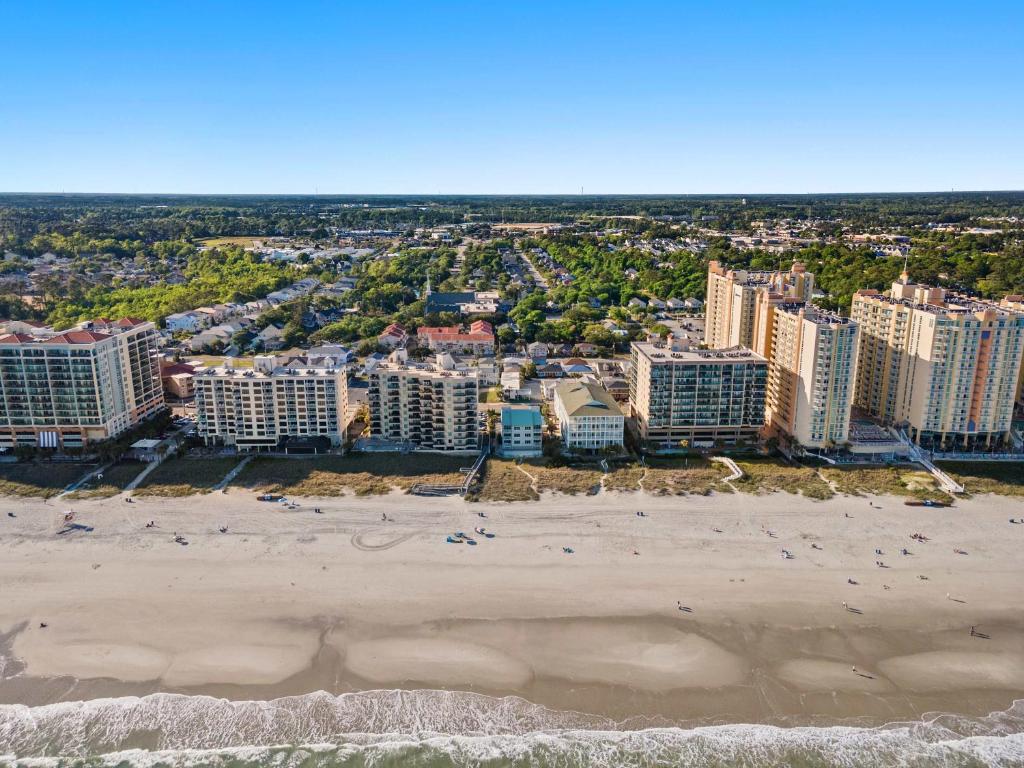 eine Luftaufnahme eines Strandes und von Gebäuden in der Unterkunft Cozy Beachside Bungalow Studio Ideal for Couples in Myrtle Beach