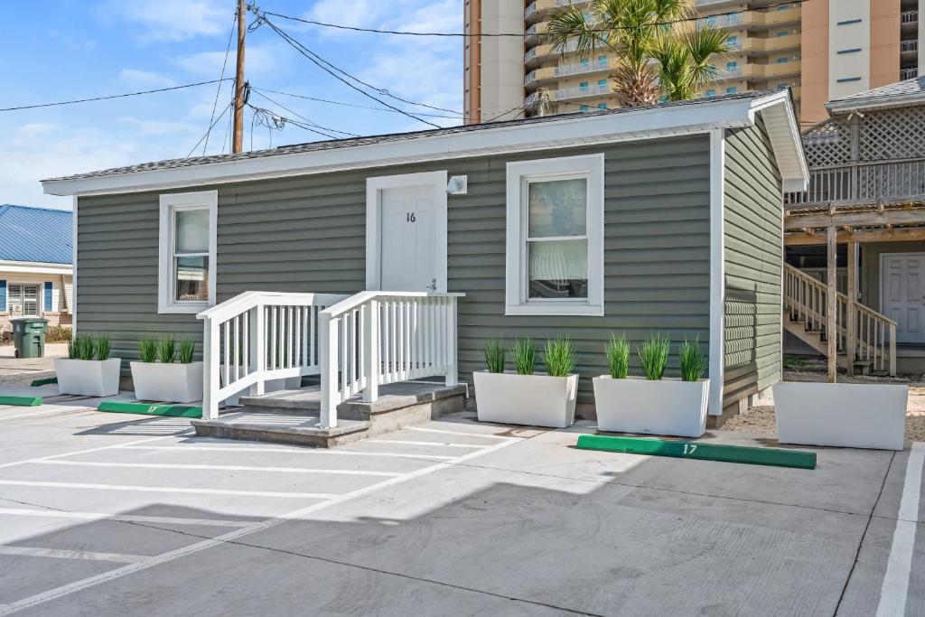 ein kleines Haus mit Pflanzen davor in der Unterkunft Cozy Beachside Bungalow Studio Ideal for Couples in Myrtle Beach