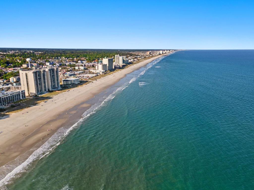 eine Luftaufnahme eines Strandes mit Gebäuden und dem Meer in der Unterkunft Cozy Beachside Bungalow Studio Ideal for Couples in Myrtle Beach