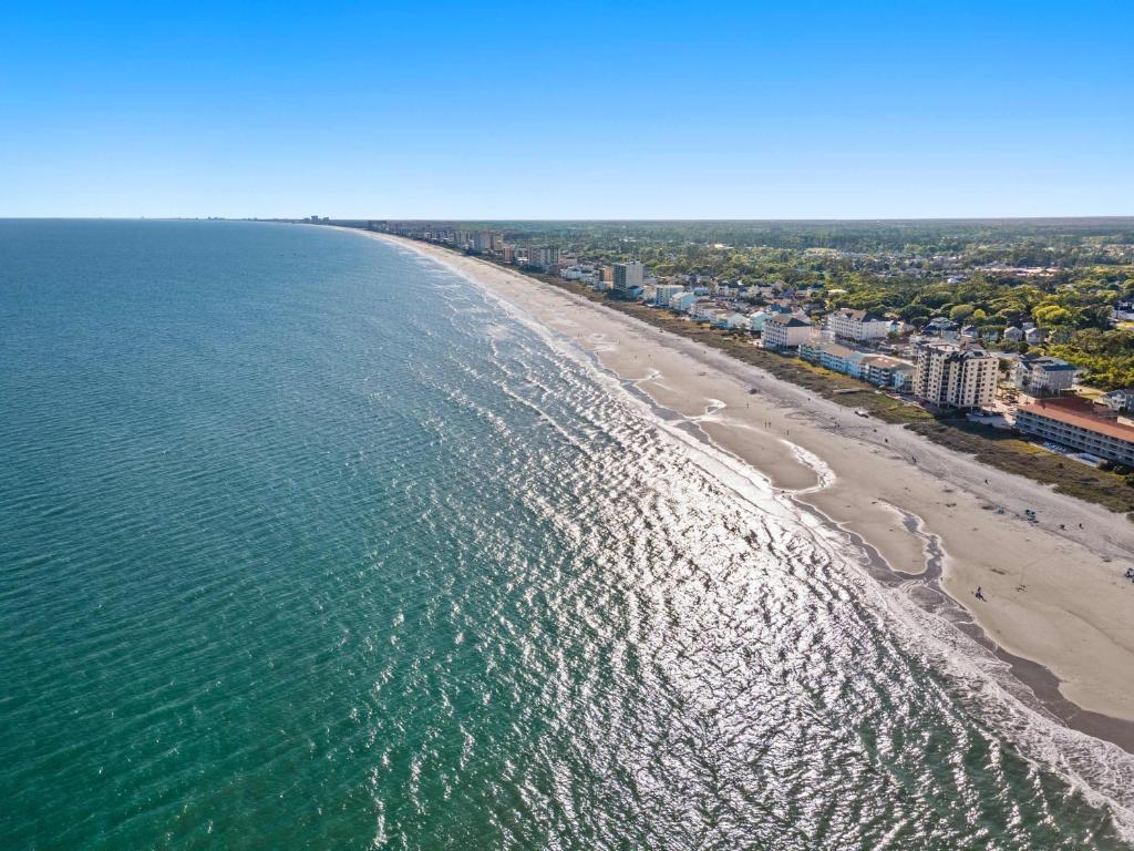 eine Luftaufnahme eines Strandes und des Ozeans in der Unterkunft Cozy Beachside Bungalow Studio Ideal for Couples in Myrtle Beach