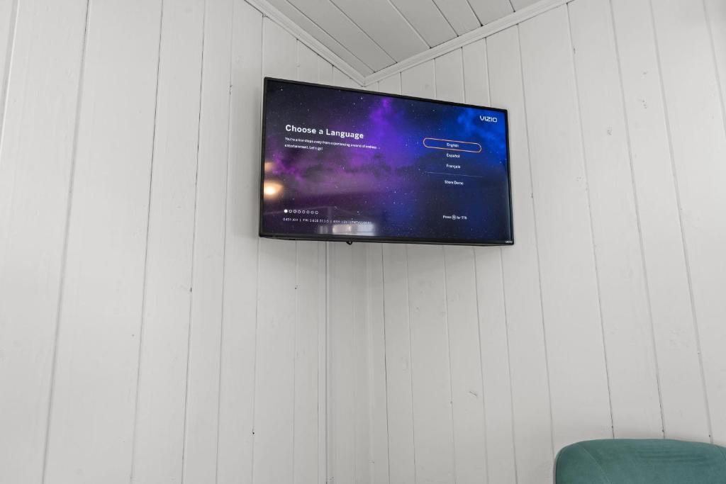 TV&#47;Unterhaltungsangebot in der Unterkunft Cozy Beachside Bungalow Studio Ideal for Couples