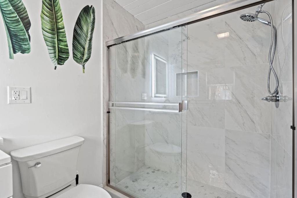 Ein Badezimmer in der Unterkunft Cozy Beachside Bungalow Studio Ideal for Couples