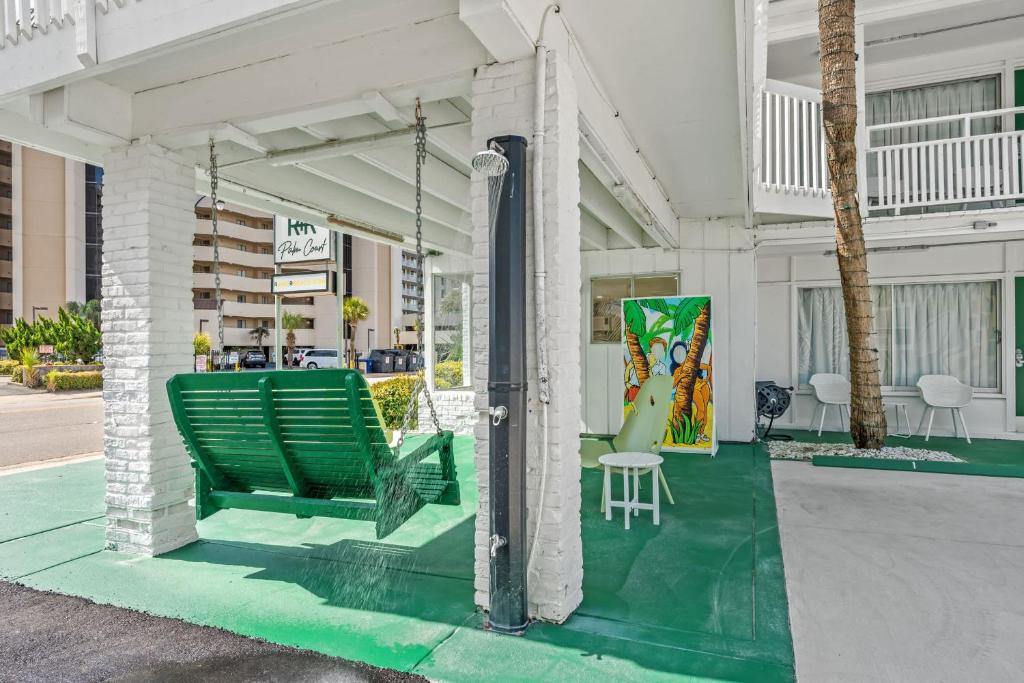 マートルビーチにある3BR 2BTH Near the Beach Main St Pet Friendlyの緑の玄関