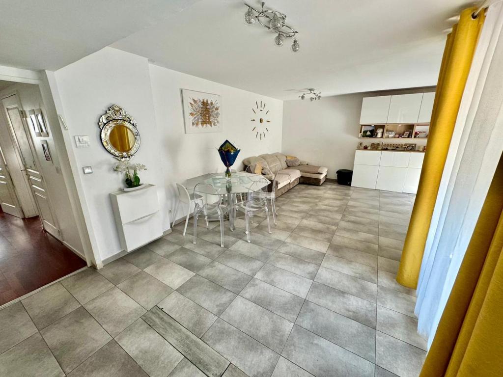 un salon avec une table et un canapé dans l'établissement Appartement T4 cœur St-Giniez et parking en ss-sol, à Marseille