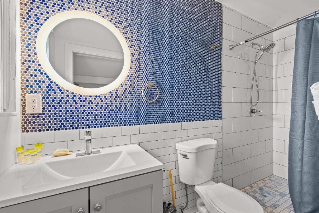 ein Badezimmer mit Toilette, Waschbecken und Spiegel in der Unterkunft 4BR2BA Sleeps 12 Pet-Friendly Steps to Beach in Myrtle Beach