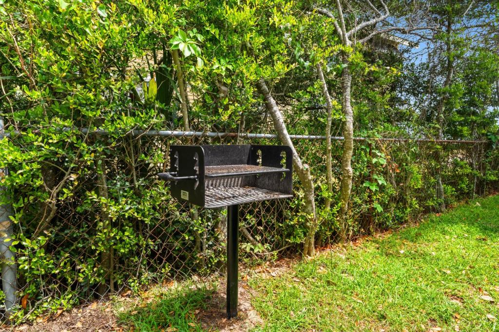 eine schwarze Bank vor einem Zaun in der Unterkunft 4BR2BA Sleeps 12 Pet-Friendly Steps to Beach in Myrtle Beach