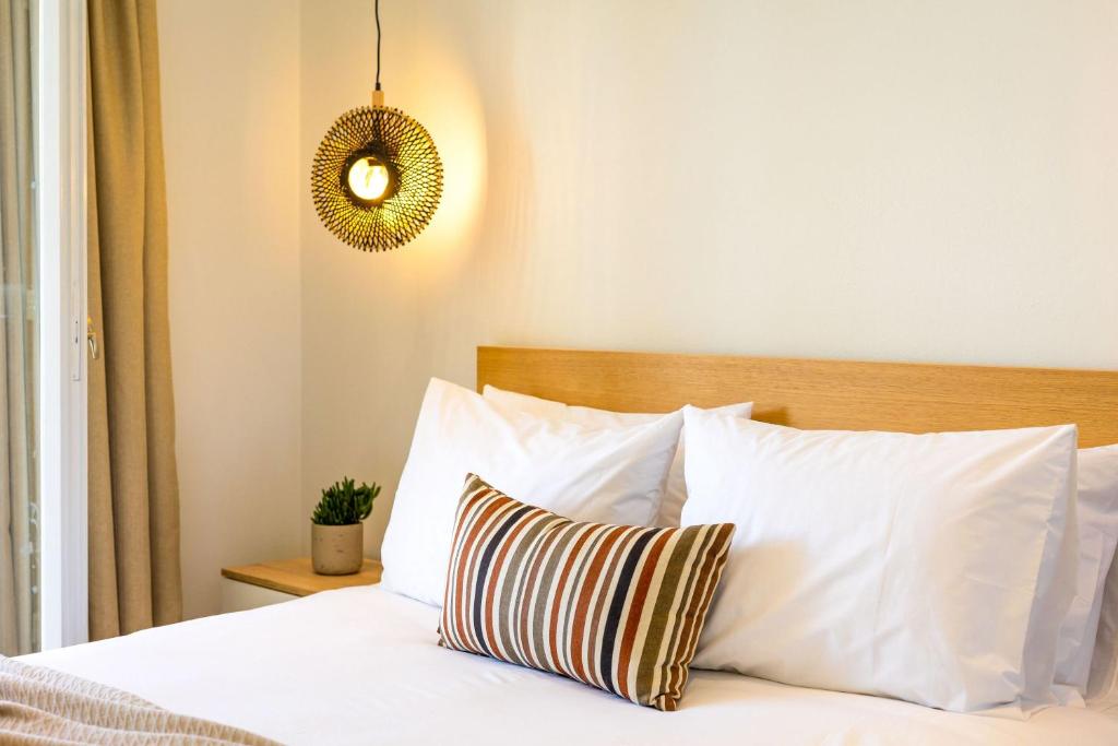 Postel nebo postele na pokoji v ubytování Sahara Beach Apartments - Kastraki