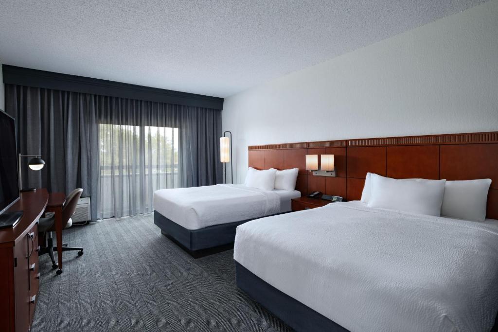 Postel nebo postele na pokoji v ubytování Courtyard by Marriott Dallas Richardson at Spring Valley