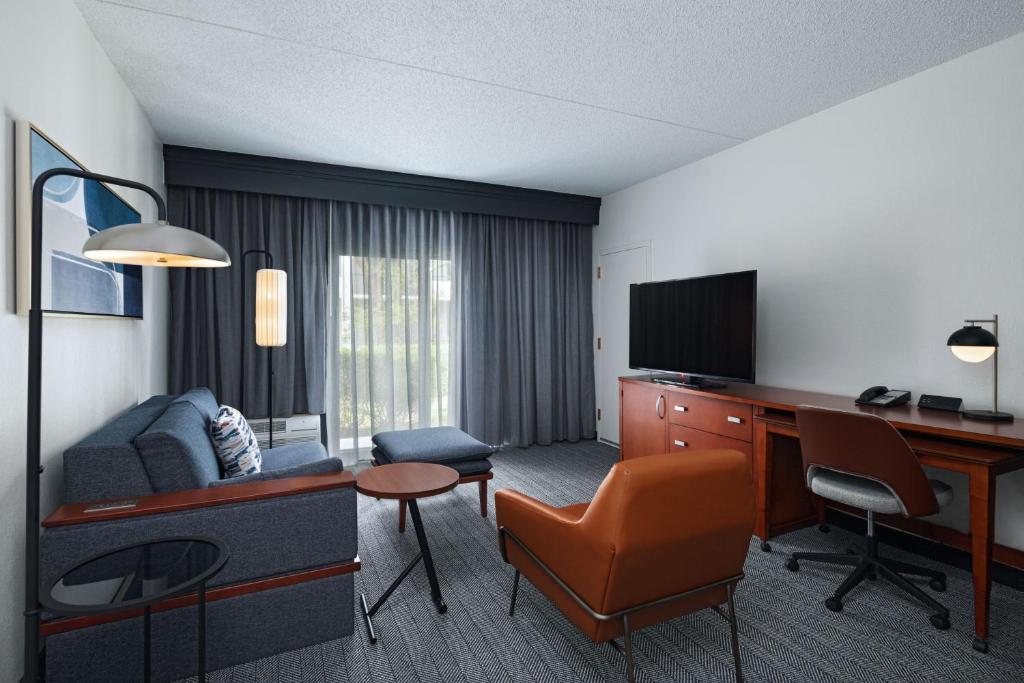 TV a/nebo společenská místnost v ubytování Courtyard by Marriott Dallas Richardson at Spring Valley