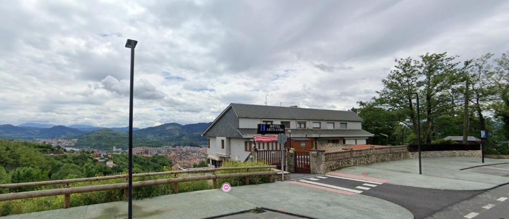 Hotel Artxanda Bilbao, Parking Gratuito en el Exterior Junto al Hotel - Resim 4