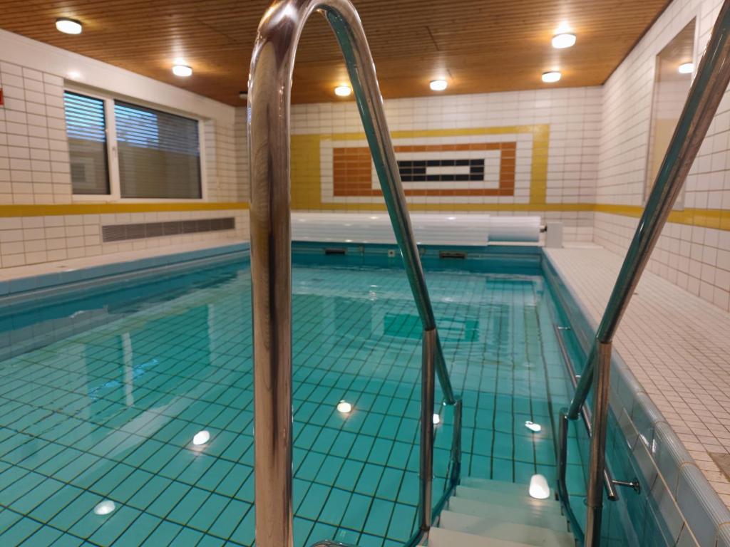 Bazén v ubytování Moderne Wohnung mit Seeblick nebo v jeho okolí