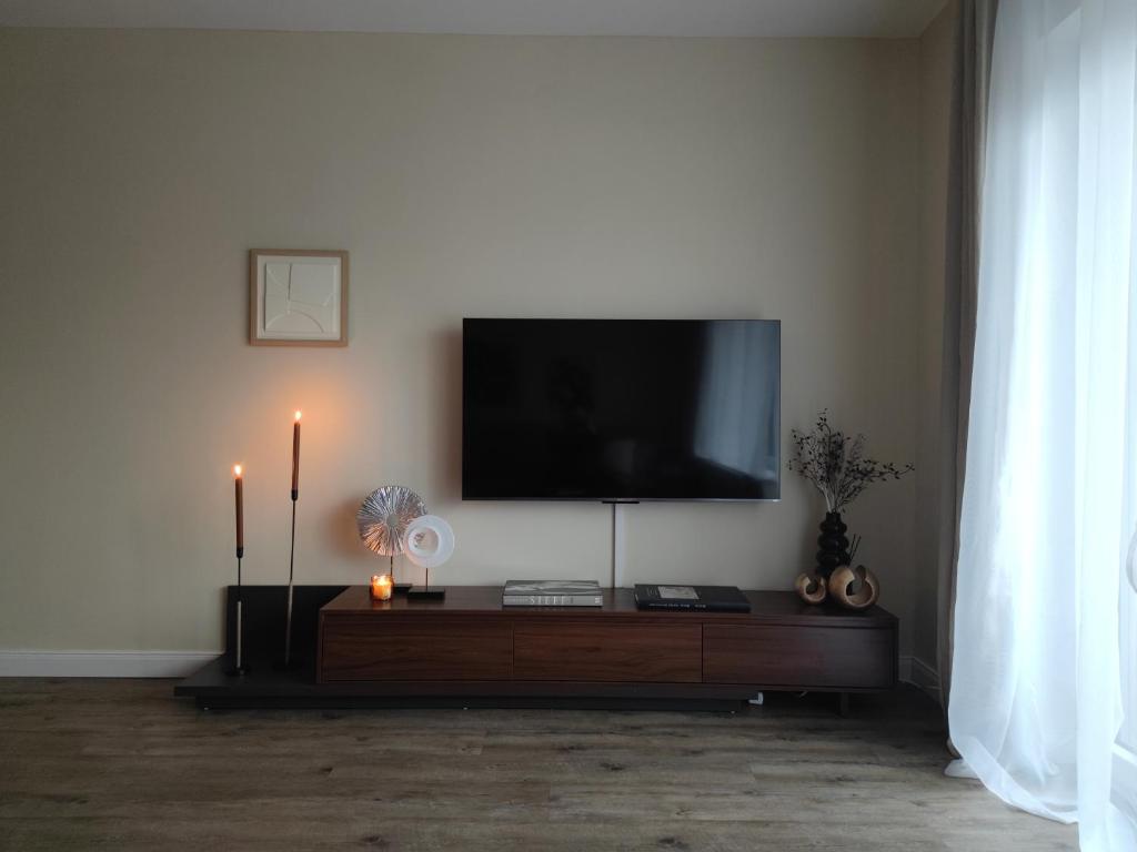 TV a/nebo společenská místnost v ubytování Moderne Wohnung mit Seeblick