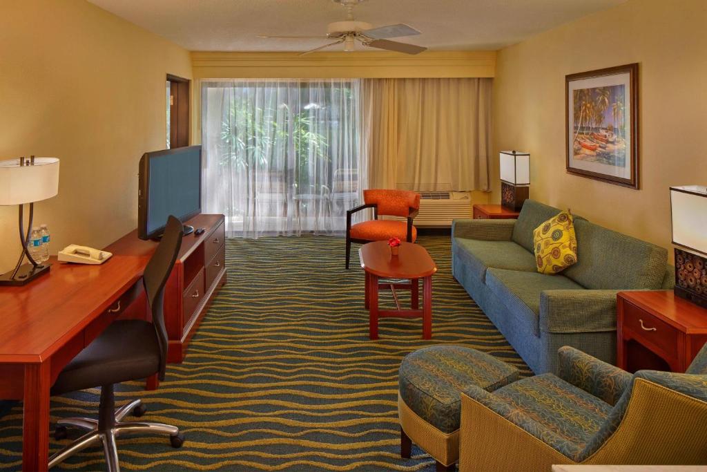 Uma área de estar em Courtyard by Marriott Key West Waterfront