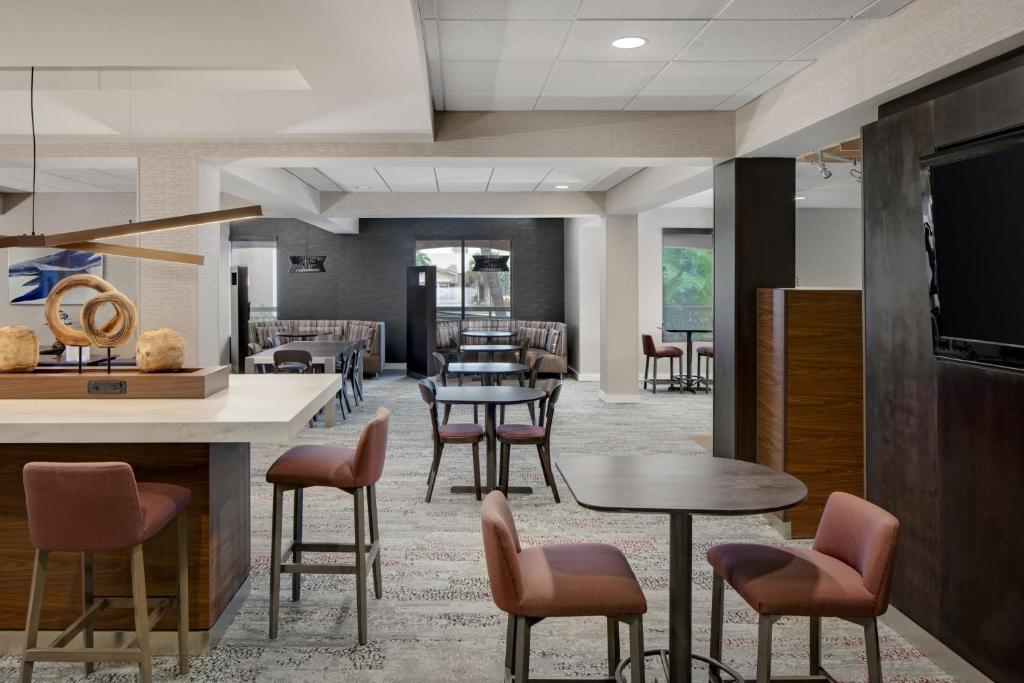 Uma área de estar em Courtyard by Marriott Key West Waterfront