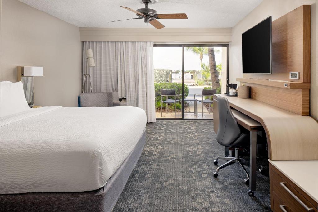 Uma cama ou camas num quarto em Courtyard by Marriott Key West Waterfront